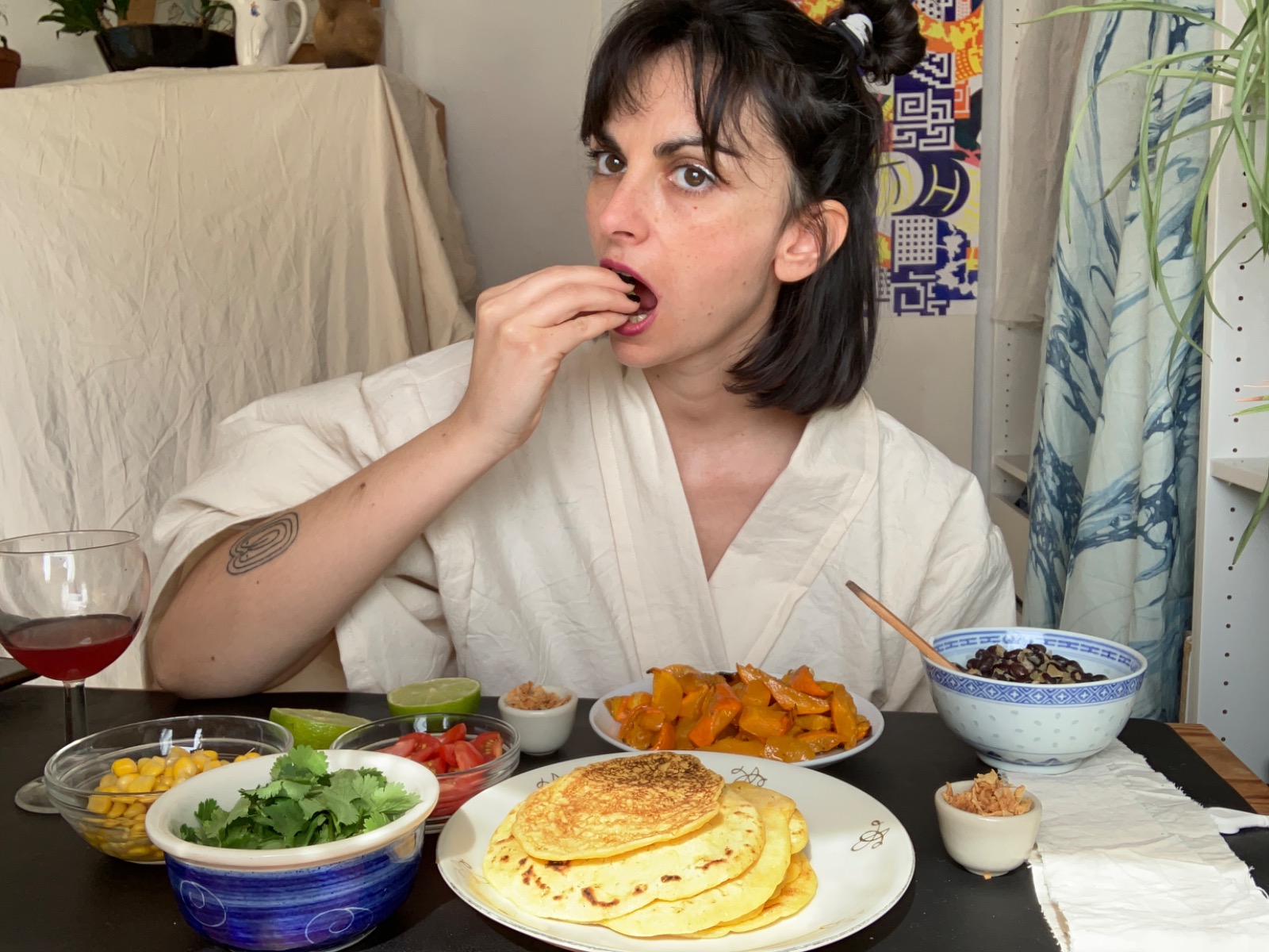 Live-Performance „The Life of a Self-Eating Table”, Valentina Karga